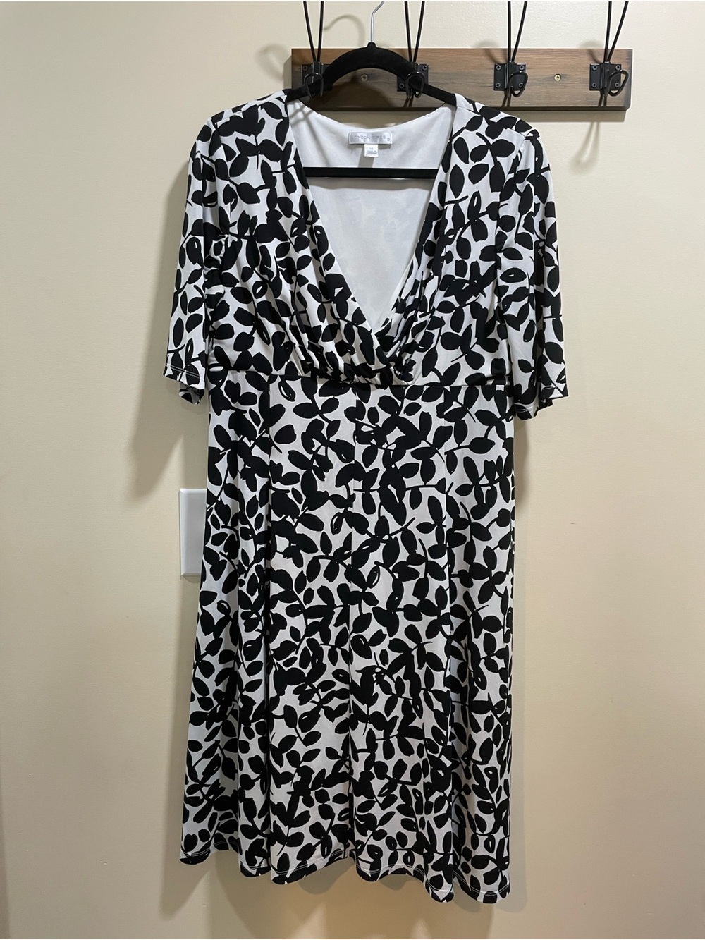 London Times Black & White Leaf Print V-Neck Midi Dress
